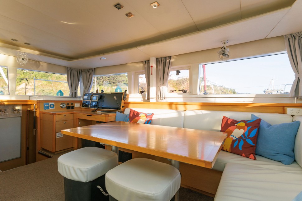 Lagoon 450 10 Saloon fwd.jpg