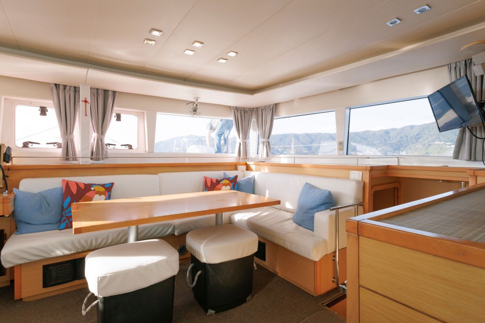 Lagoon 450 6 Dinette.jpg