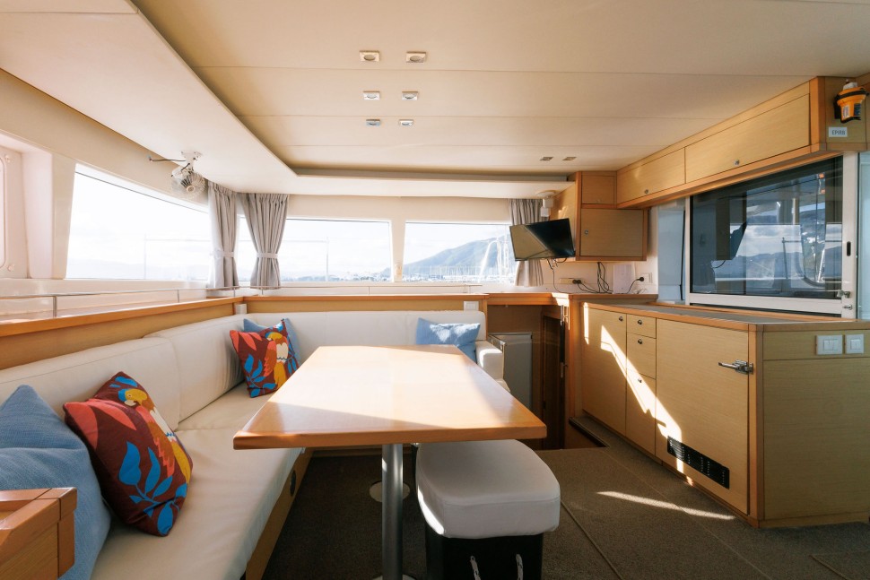 Lagoon 450 7 Saloon stbd.jpg