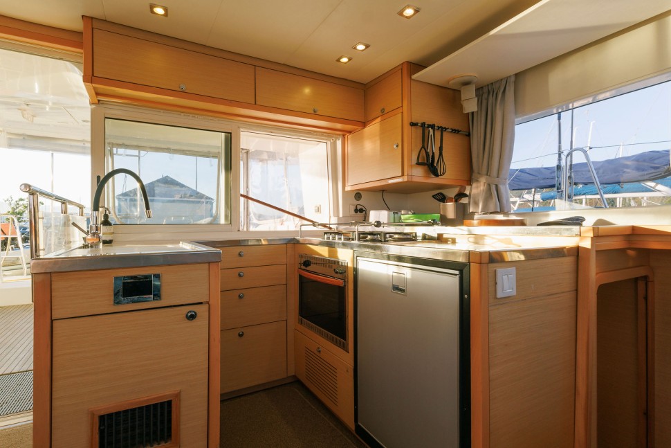 Lagoon 450 8 Galley.jpg