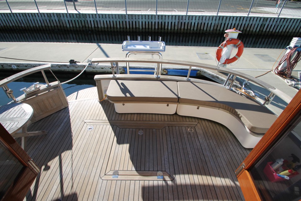 Menorquin 10 Cockpit aft.jpg