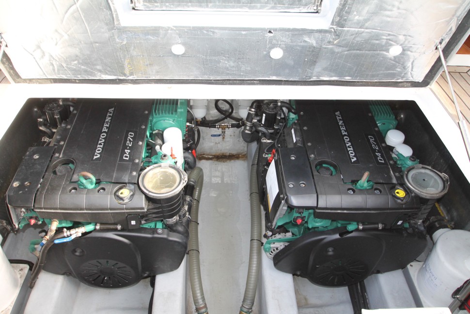 Menorquin 19 Engines.jpg