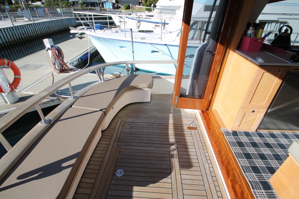 Menorquin 9 Cockpit port.jpg