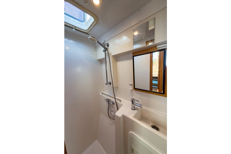 NAUTITECH OPEN 40 OWNER 4 CABINS 11