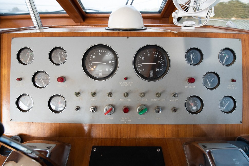 Ocean Alexander 46 Xanthe 12 helm