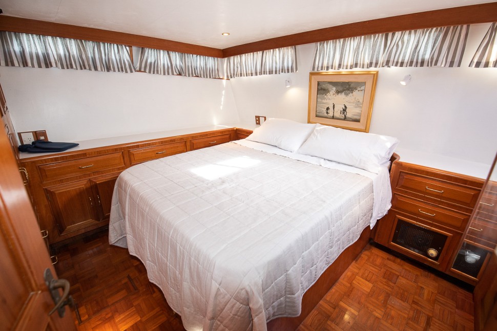 Ocean Alexander 46 Xanthe 18 master cabin