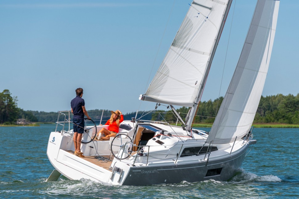 Oceanis 30.1 Beneteau Under sail lifestyle 