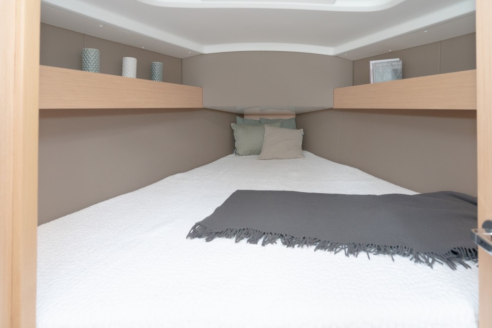 Oceanis 30.1 Beneteau interior Cabin Twin bed master 