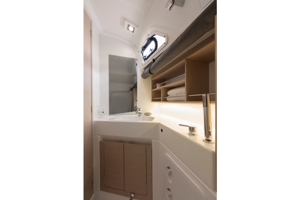 Oceanis 30.1 Beneteau interior head