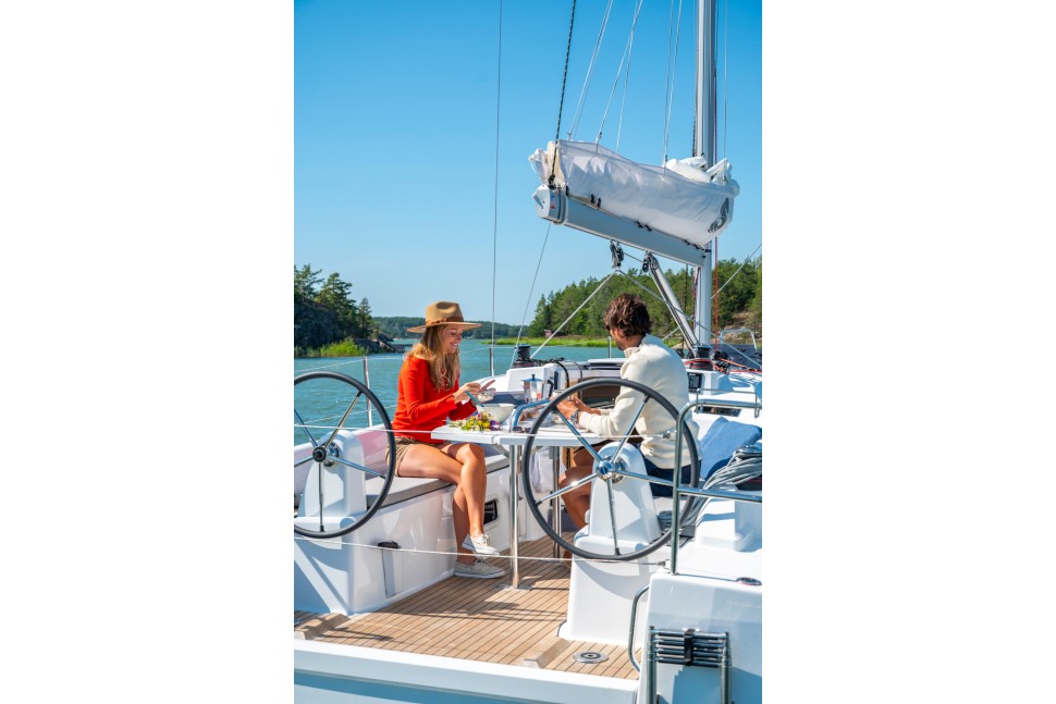 Oceanis 30.1 Beneteau lifestyle cockpit table lunch 