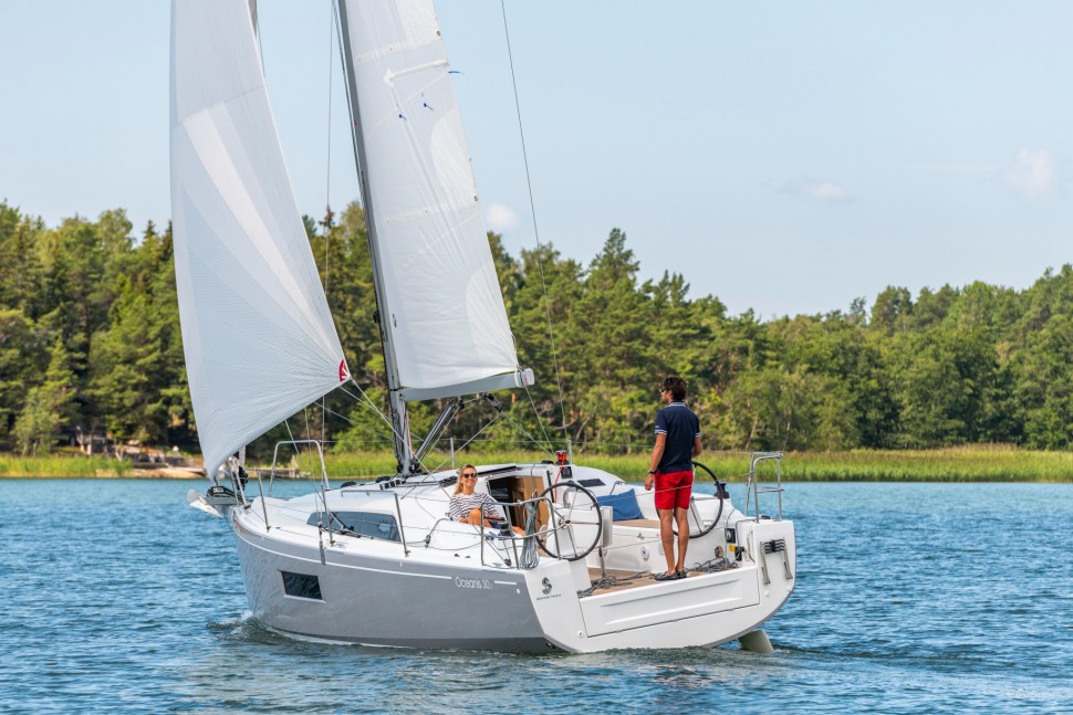 Oceanis 30.1 Beneteau under sail lifestyle 