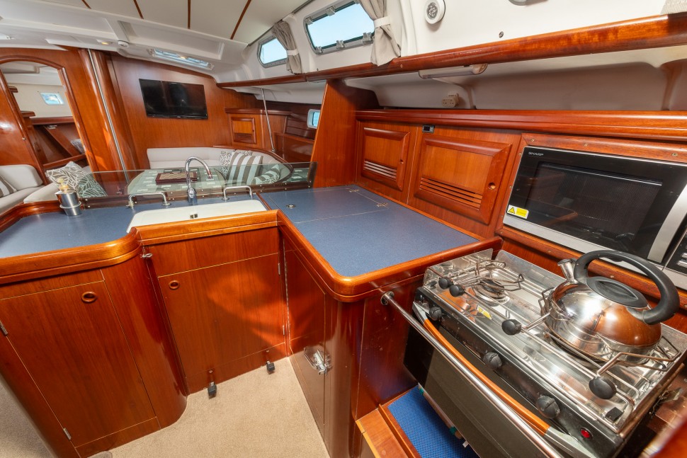 Oceanis Clipper 473 15 Galley
