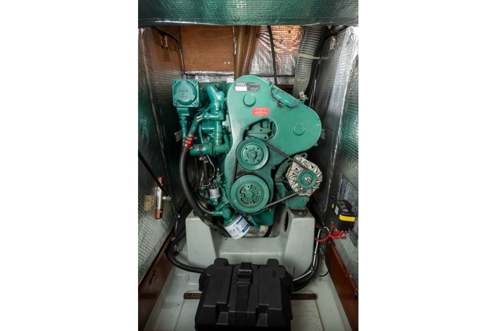 Oceanis Clipper 473 20 engine room