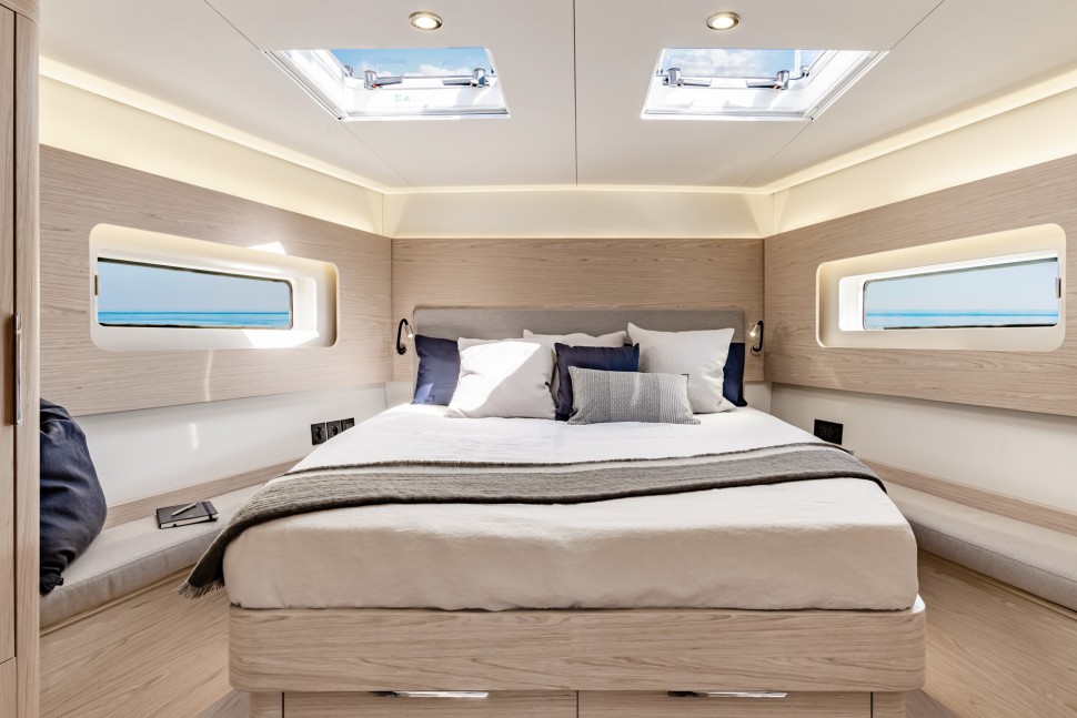 Oceanis Yacht 54 interior 10