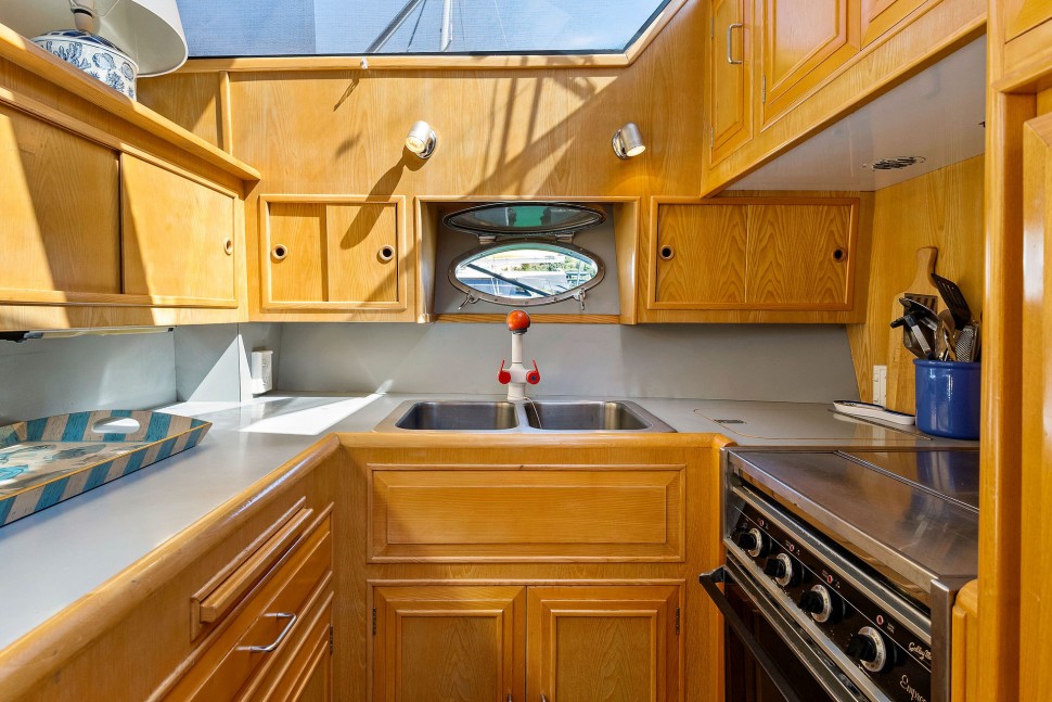 Oceans Alexander 11 Galley.jpg