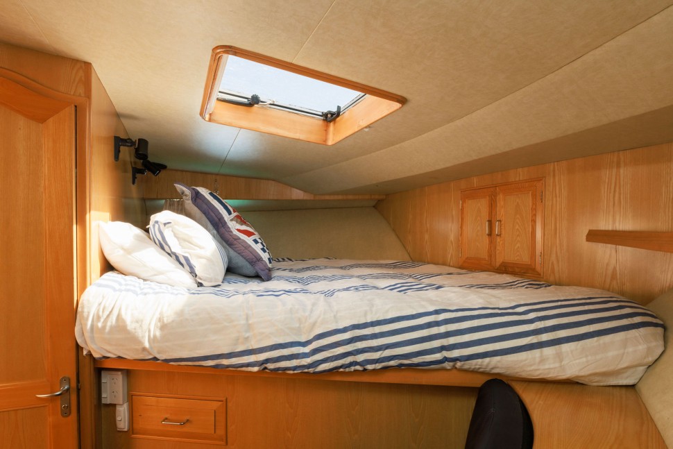 Oceans Alexander 14 Guest cabin port.jpg