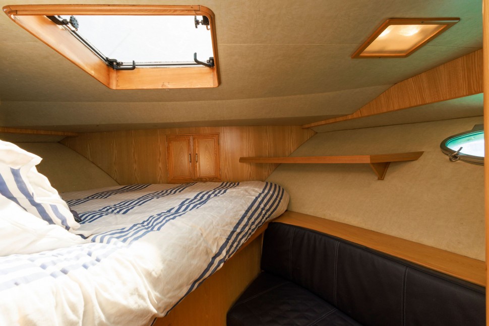 Oceans Alexander 15 Guest cabin stbd.jpg