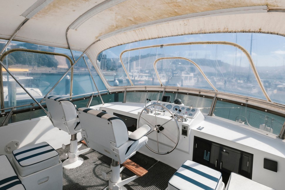 Oceans Alexander 16 Flybridge helm.jpg