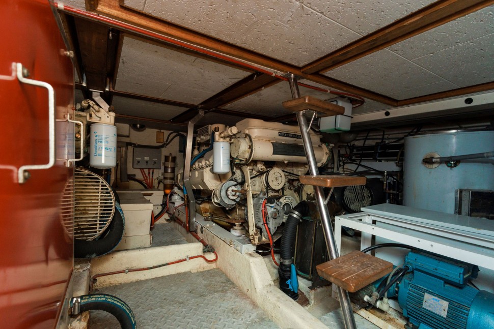 Oceans Alexander 20 Engine room.jpg