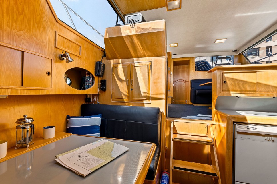 Oceans Alexander 5 Dining area aft.jpg