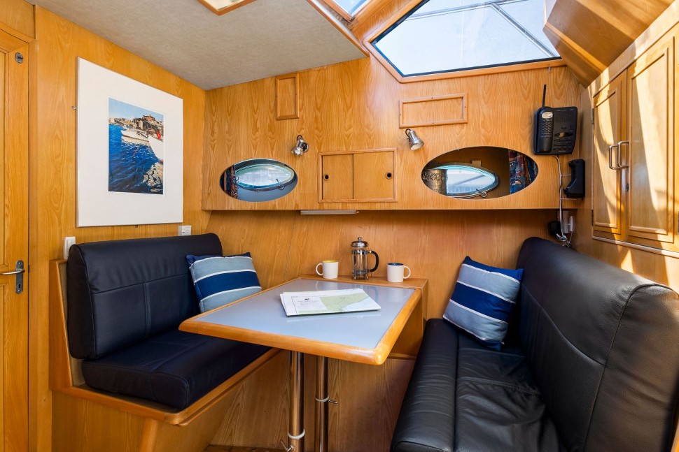 Oceans Alexander 6 Dining area.jpg