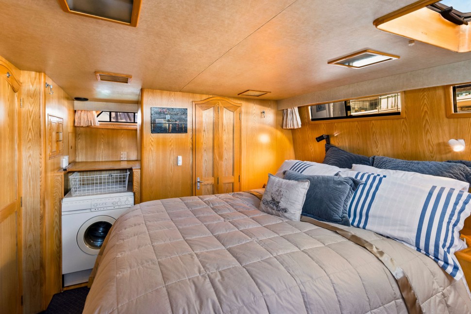 Oceans Alexander 7 Master cabin.jpg