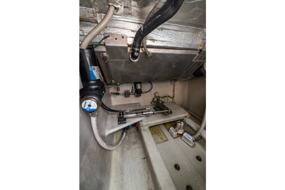 Pacific Dancer Roger Hill 14m 021 engine room