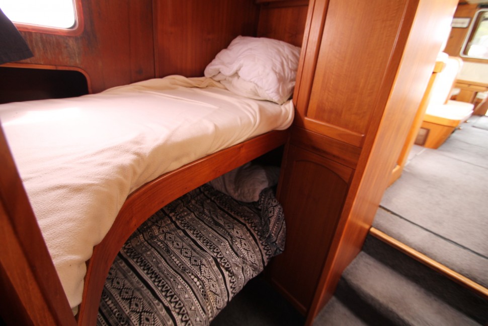 Pelin Crusader 17 guest cabin