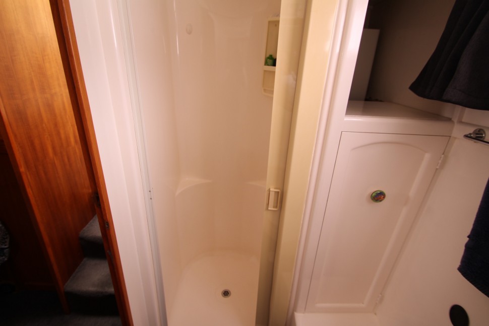 Pelin Crusader 18 separate shower2