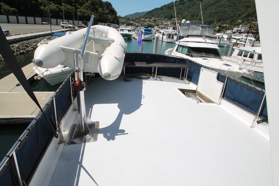 Pelin Crusader 4 Flybridge aft.jpg