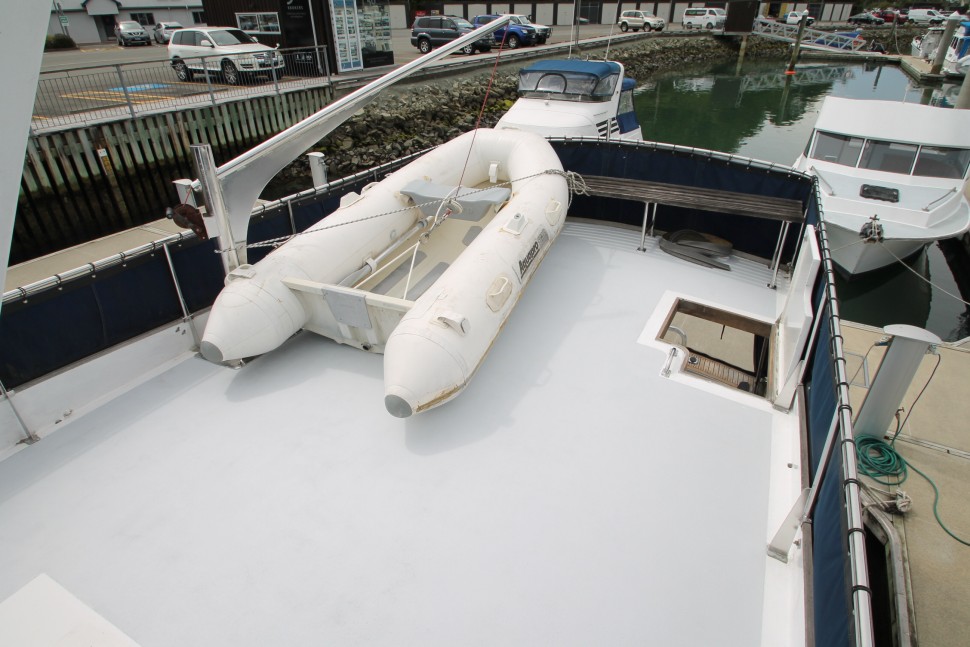 Pelin Crusader 4 flybridge aft