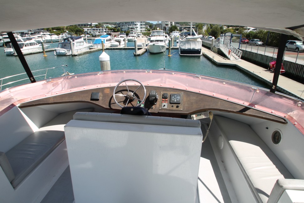Pelin Crusader 7 Flybridge fwd.jpg 2