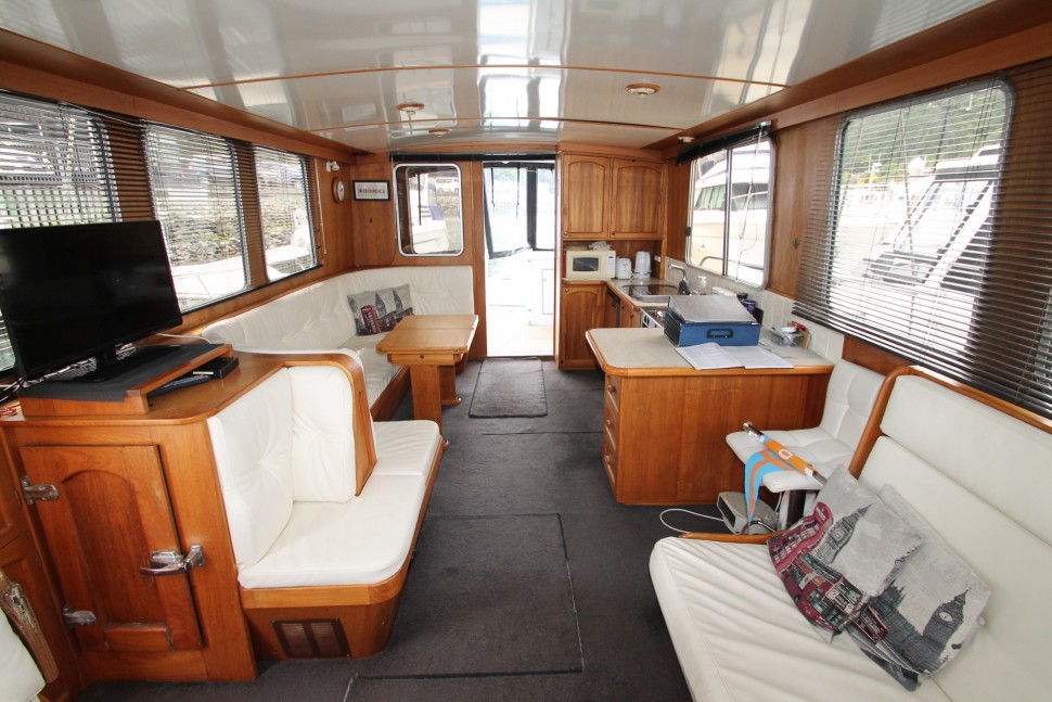 Pelin Crusader 9 saloon aft