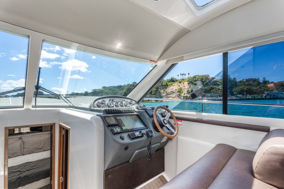 Riviera 3600 016 helm