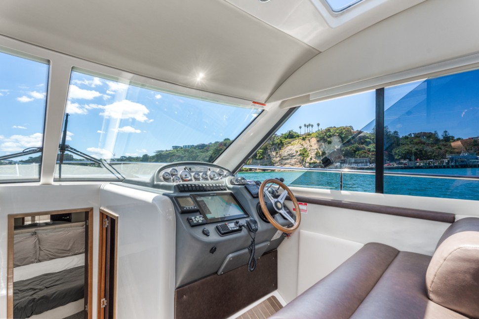 Riviera 3600 016 helm2