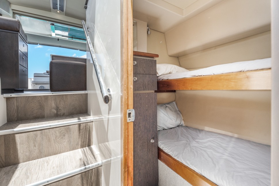 Riviera 3600 017 guest cabin2