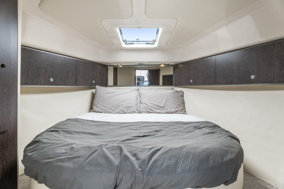Riviera 3600 018 master cabin2
