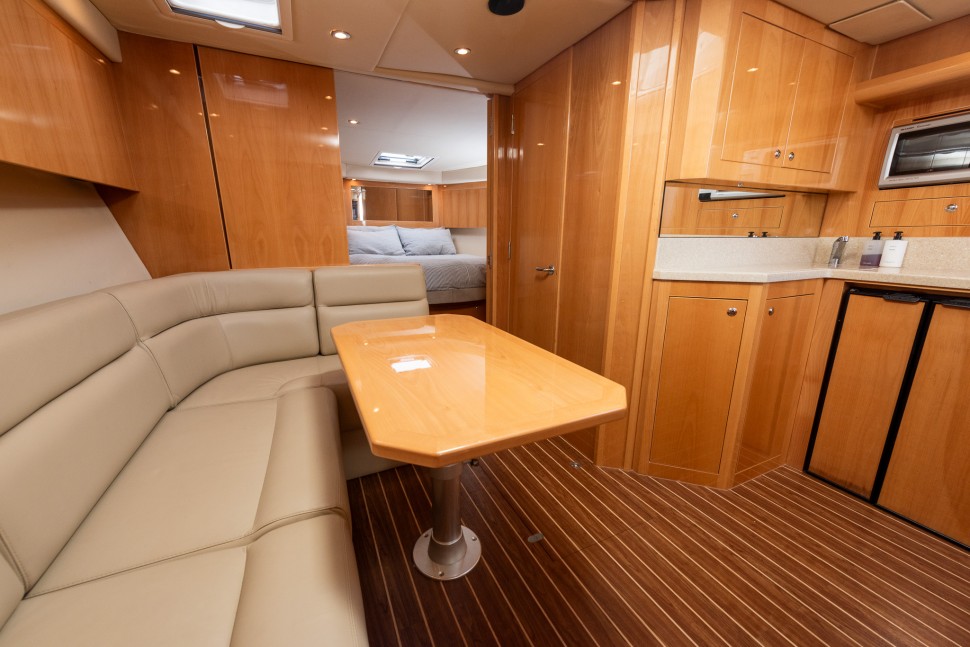 Riviera 43 Offshore 12 Salon
