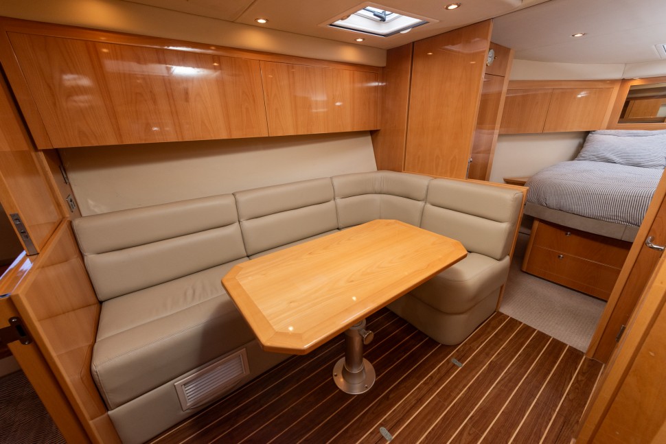 Riviera 43 Offshore 13 Salon