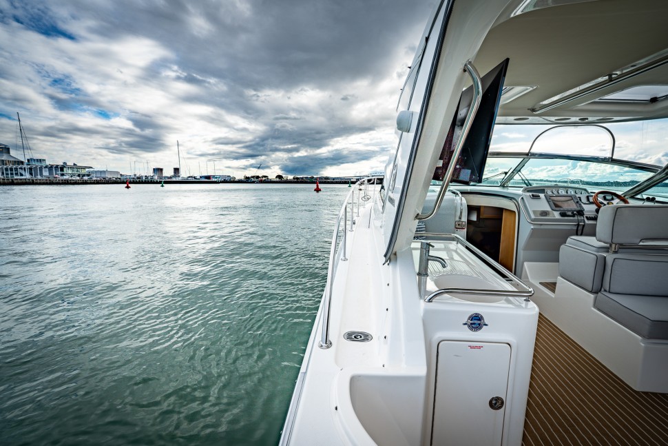 Riviera M400 Ne Kadar 7 Port Side