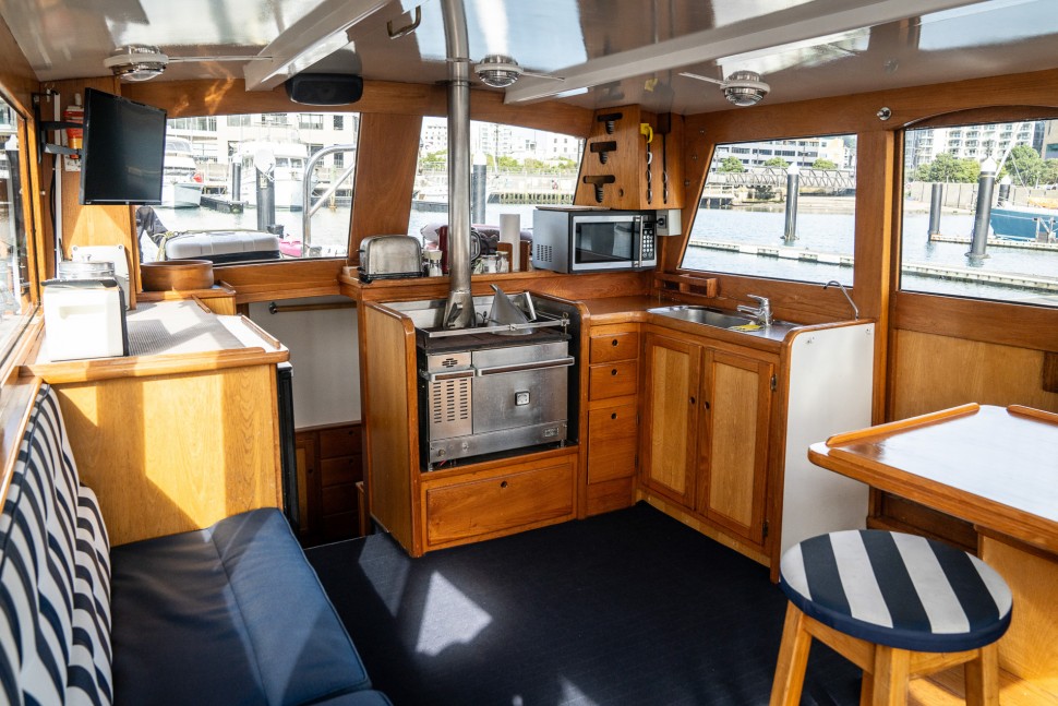SALTHOUSE MOTOR SAILOR 10