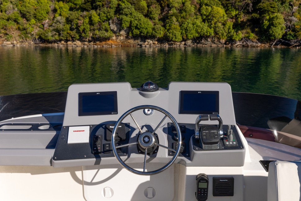 SWift Trawler 18 Flybridge helm