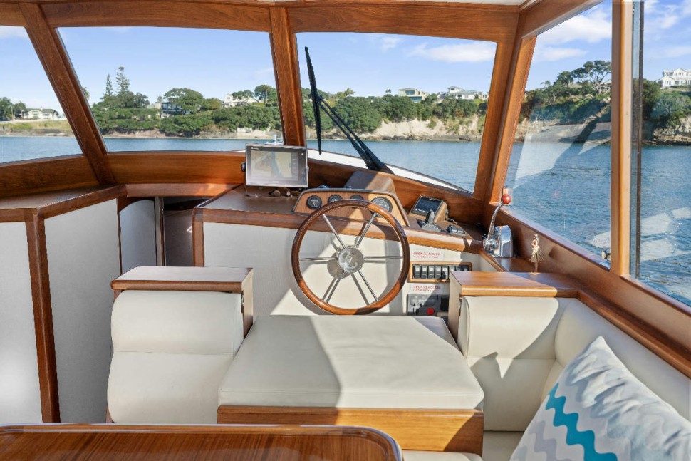 Salthouse 37 17 Helm