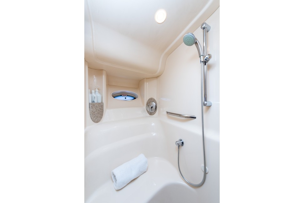Searay 44 18 Shower