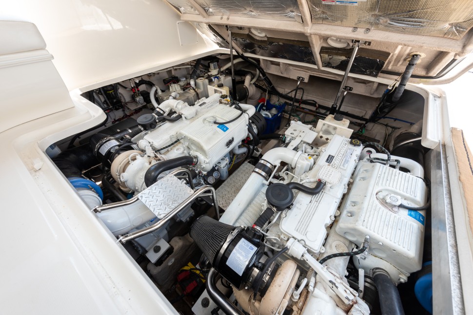 Searay 44 20 Engine Bay