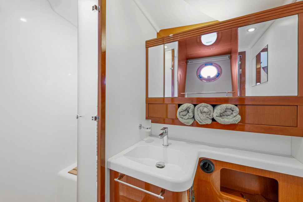 Swift Trawler 13 master ensuite.jpg