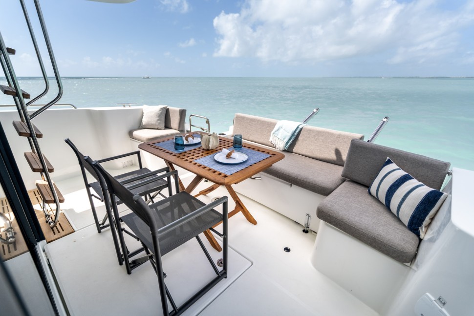 Swift Trawler 37 Fly Exterior 10