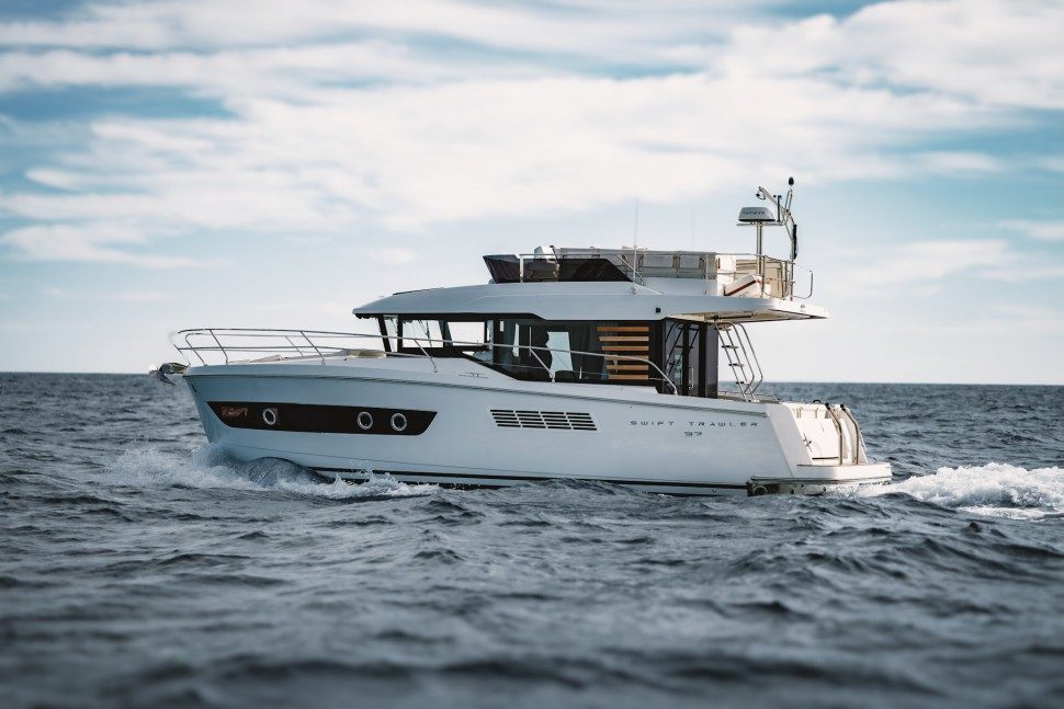 Swift Trawler 37 Fly Exterior 2