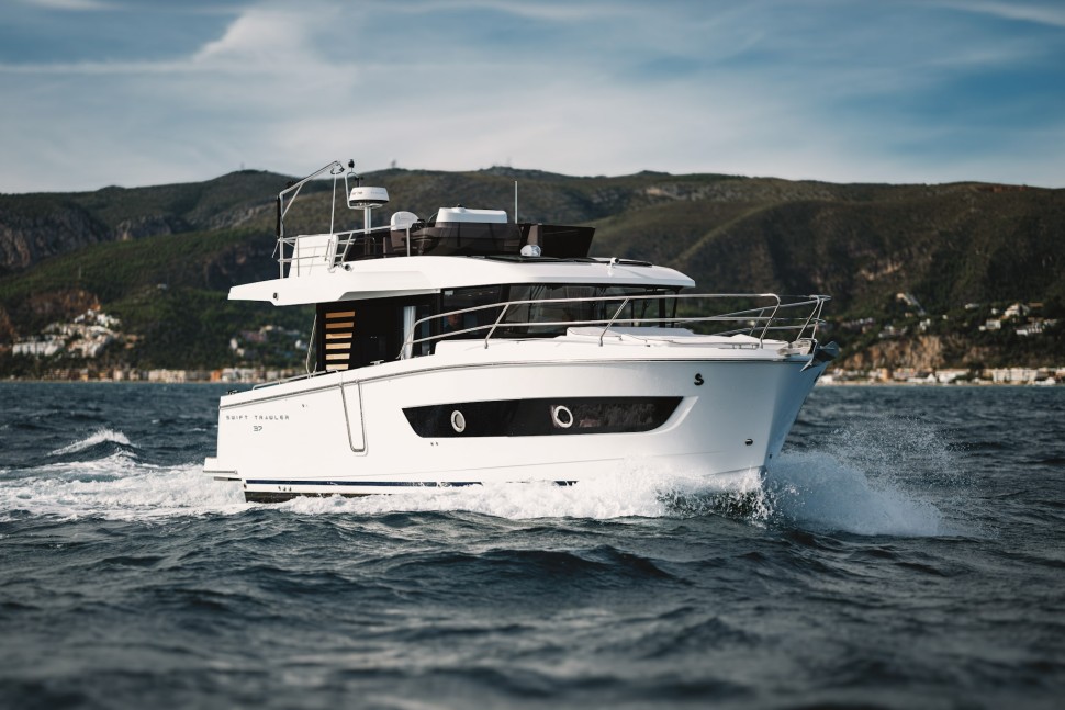 Swift Trawler 37 Fly Exterior 4