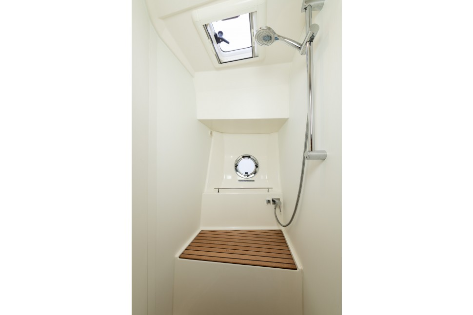 Swift Trawler 41 Fly Eclipse 017 head shower2